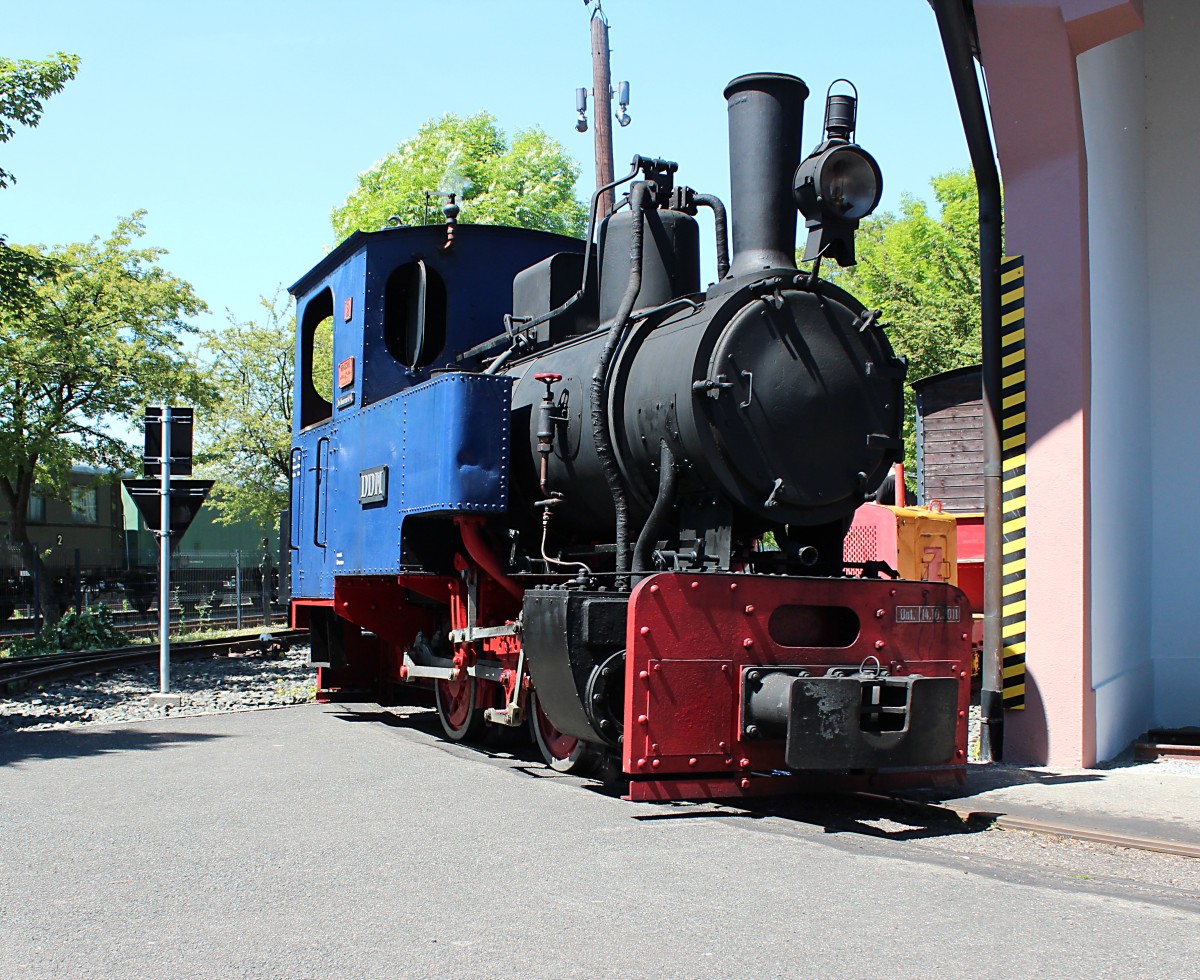 Die Feldbahnlok 2, Gebaut 1948 von Henschel, ist aus dem Bahnhof abgefahren um auf dem DDM ihre Runden zu drehen. 07.06.2014