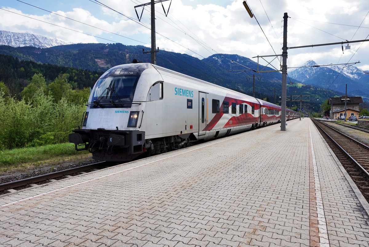 Die  Flagge  unterwegs als railjet 632 (Lienz - Wien Hbf), am 3.5.2016 beim Halt in Greifenburg-Weißensee.
Schublok war 1116 231-2