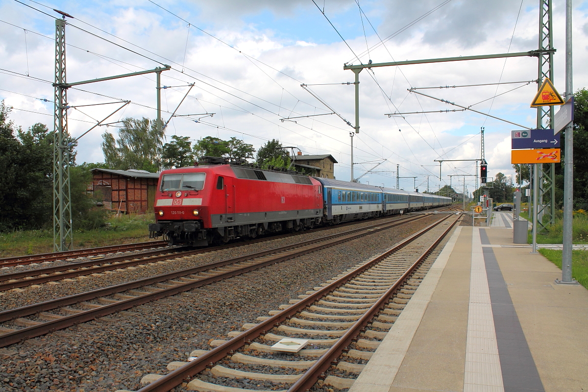 Die Folgen einer Streckensperrung Berlin-Hamburg am 20.08.2017.
Die 120 111-0 mit einem umgeleiteten EC von Hamburg Hbf nach Prag bei der Fahrt durch Nassenheide.
