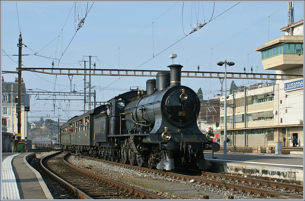 Die formvollendete SBB A 3/5 705 erreicht mit ihrem Dampfextrazug zum 150 Jubiläum Genève- Lausanne ihr Ziel Lausanne.
16. Nov. 2008