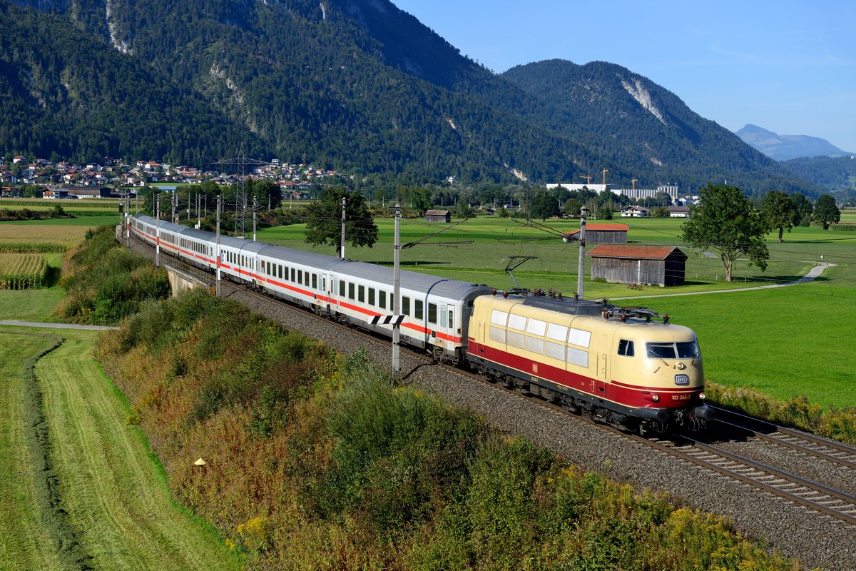 Die Fotostelle bei Langkampfen im Inntal stand bei mir schon lange auf der  zu erledigen  Liste. Am 12. September 2015 bot sich ein Besuch an, um die letzte Fahrt des IC 1281 nach Schwarzach St. Veit in dieser Saison zu dokumentieren. Es bleibt abzuwarten, ob es den Zug in der nächsten Fahrplanperiode wieder gibt und ob er im Umlaufplan der 103 245 enthalten sein wird. Interessant übrigens, dass diesmal wohl ein anderer Wagenpark verwendet wurde. Zwei A-Wagen und ein BordBistro sind bisher nicht dabei gewesen.