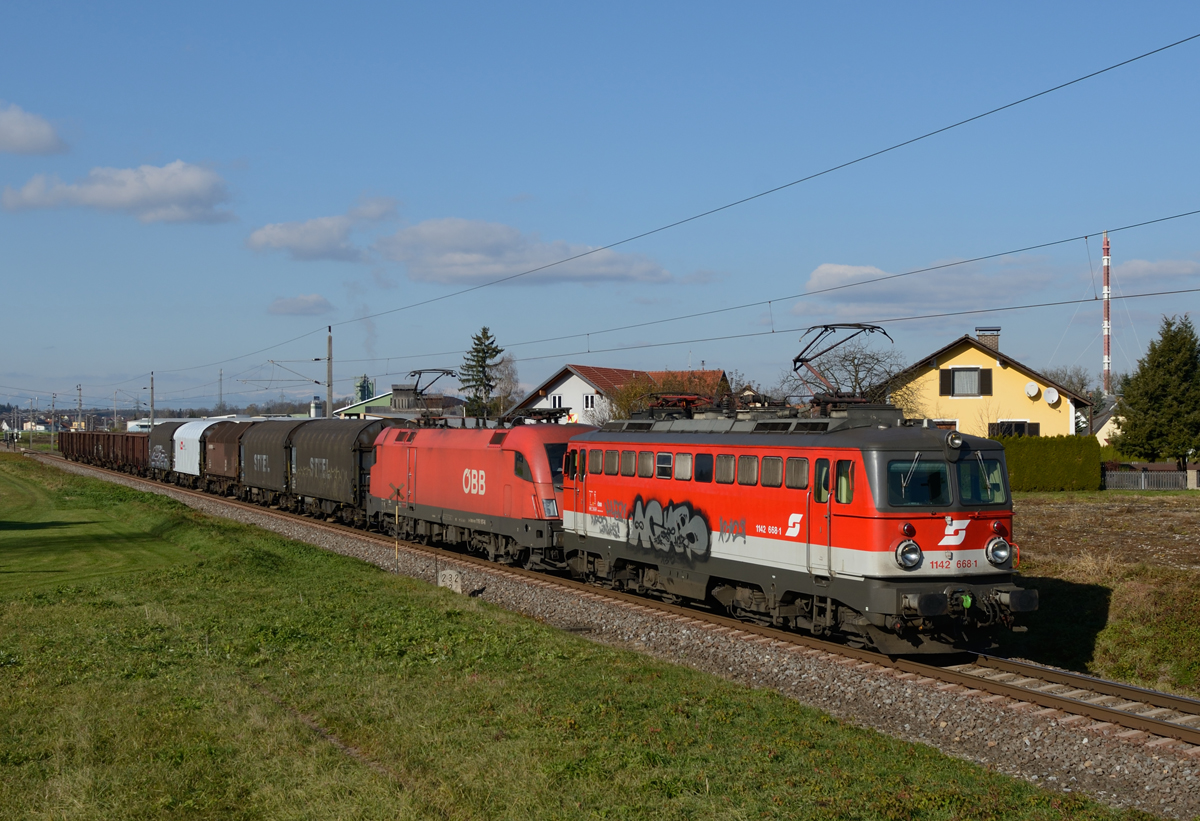 Die Freude über den Einsatz der 1142 668 vor dem gemischten Güterzug 44463 von Graz Vbf. nach Spielfeld-Straß war groß, als das Gespann dann aber allmählich näher kam und bemerkt wurde dass die Schmierage an der Seite der fotogenen 1142 nach über einem halben Jahr noch immer nicht entfernt wurde trübte sie sich ein.........
Fotografiert am 14. November bei Wildon. 