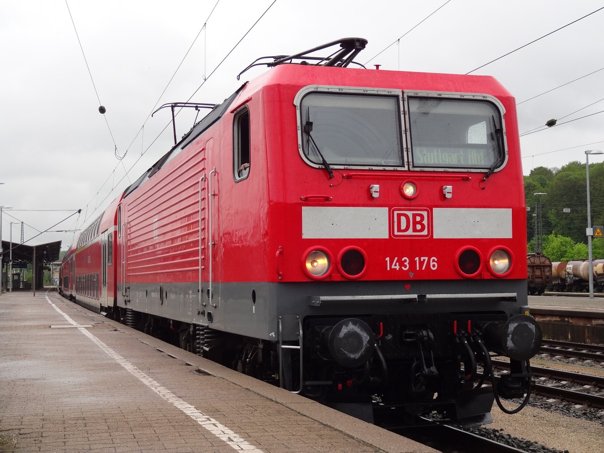 Die frisch geleckte 143 176 konnte am 10.5.13 im Bahnhof Plochingen aufgenommen werden. 
Sie zog einen Regionalexpress, kommend aus Tübingen, nach Stuttgart. 