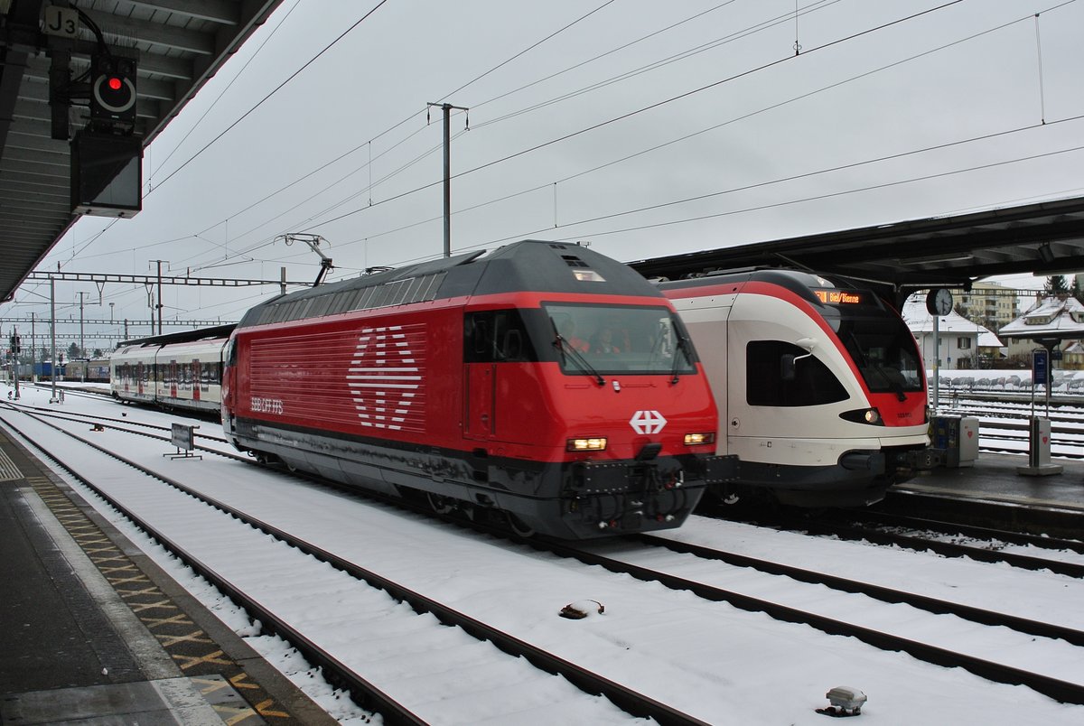 Die frisch revidierte Re 460 040 auf Testfahrt in Solothurn, 18.12.2017.