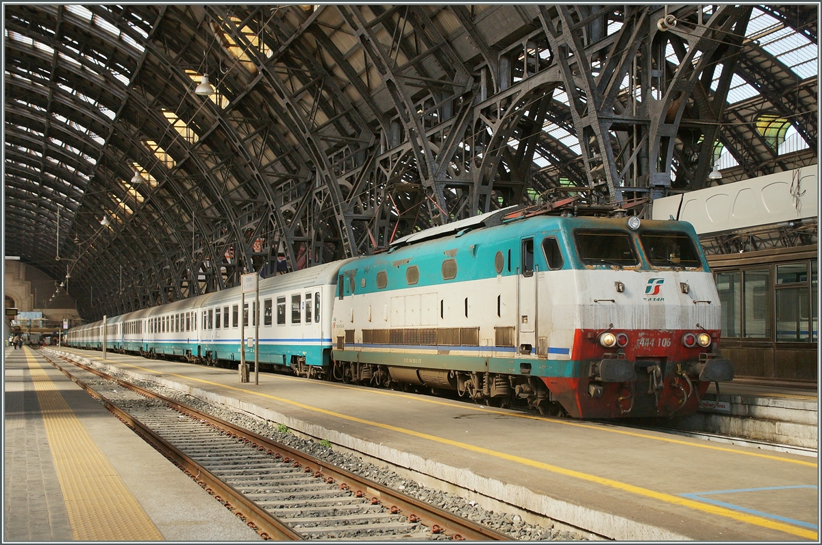 Die FS 444 106 wartet mit ihrem IC 741 nach Ventimiglia in Milano Centrale auf die Abfahrt.
5. Mai 2014