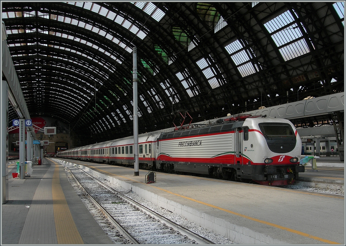 Die FS E 402 152 wartet in Milano Centrale mit einem Freccaibianco auf die Abfahrt. 
22. Juni 2015