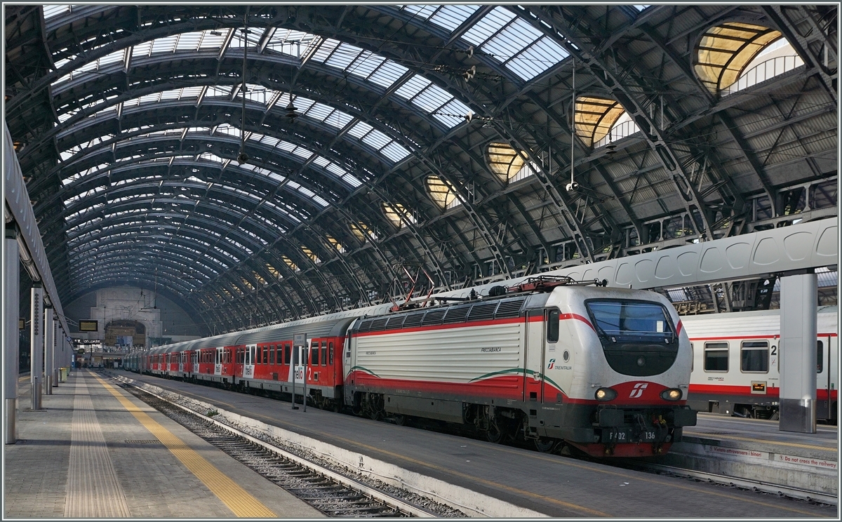 Die FS Trenitalia E. 402 136 wartet mit einem  Theollo  nach Nice in Milano Centrale auf die Abfahrt. 
1. März 2016