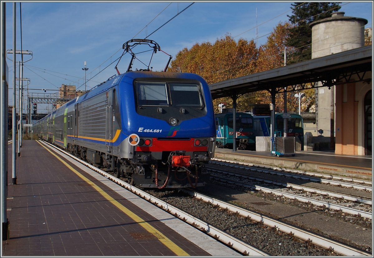 Die FS Trenitalia E 646 681 verlässt Lucca Richtung Viareggio.
12. Nov. 2015 