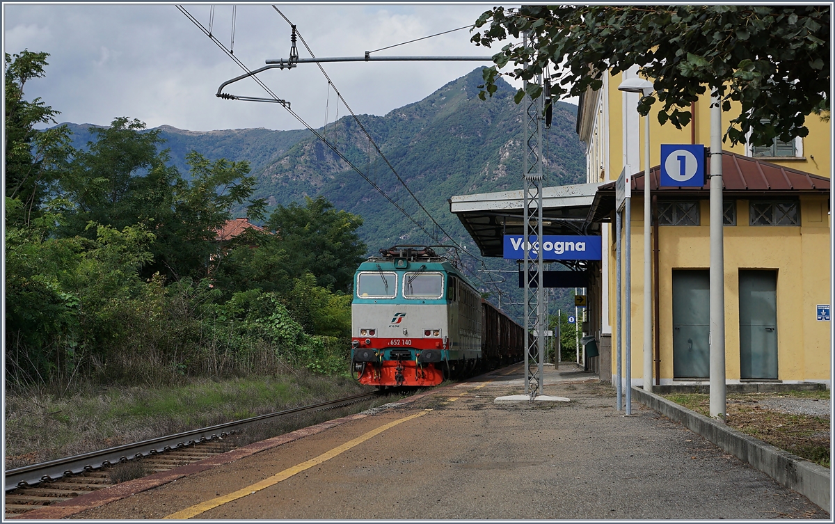 Die FS Trenitalia E 652 140 fährt mit einem Güterzug auf der Strecke nach Novara durch den Bahnhof von Vogogna.
19. Sept. 2017