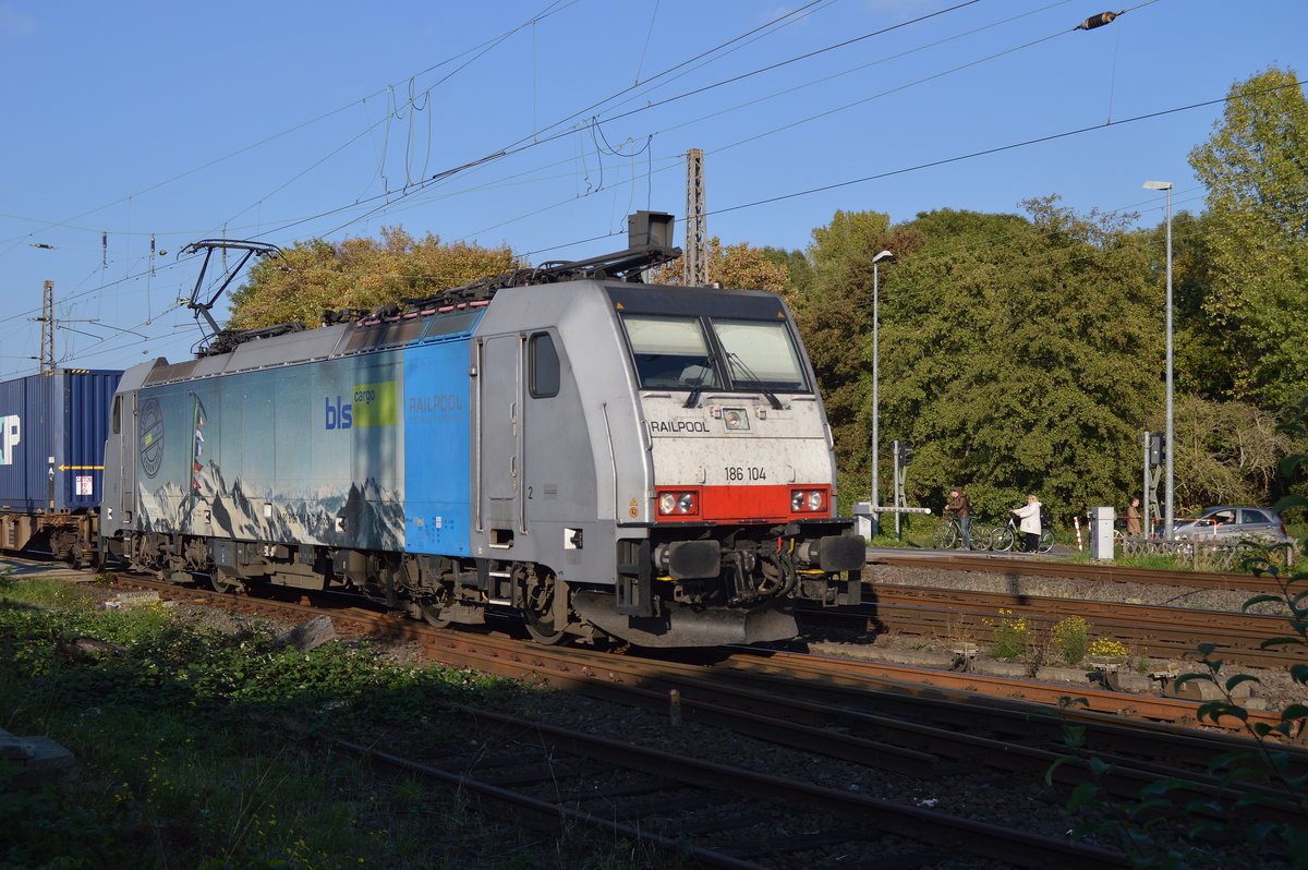 Die für Bls Cargo fahrende 186 104 kam mir ebenfals in Grevenbroich vor die Linse am Donnerstag den 4.10.2018 mit einem Kastelzug gen Köln fahrend.
