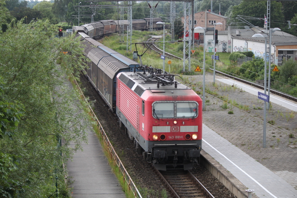 Die für DB-Cargo fahrende 143 881-1 bei der Durchfahrt im Haltepunkt Rostock-Kassebohm.22.07.2017