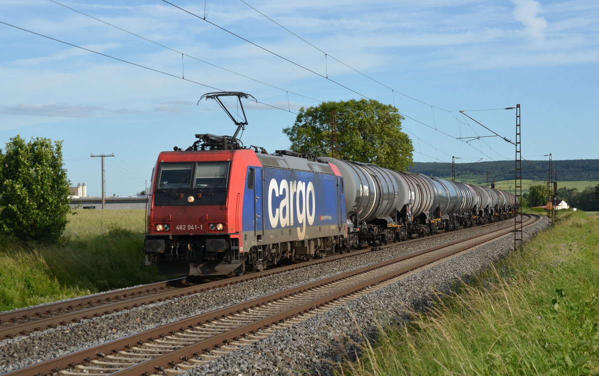 Die für HSL fahrende 482 041 führte am 12.06.17 einen Kesselwagenzug durch Retzbach-Zellingen Richtung Gemünden.