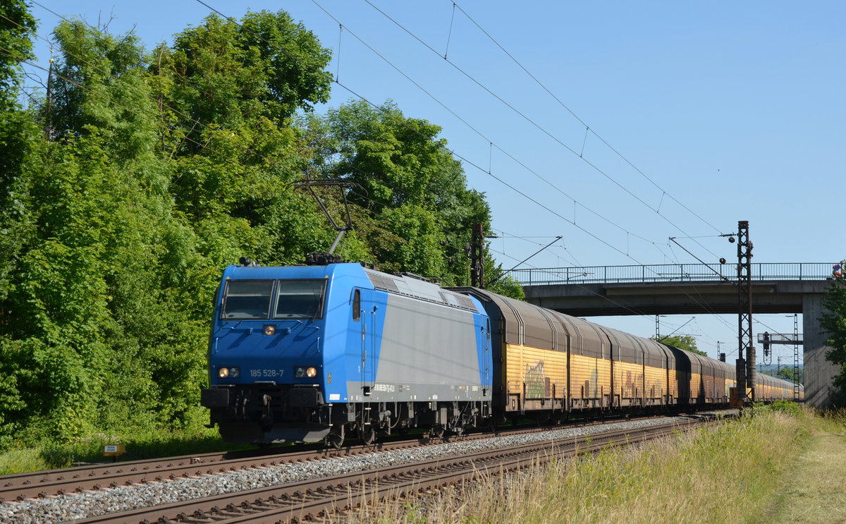 Die für TX fahrende 185 528 führte am 14.06.17 einen Altmannzug durch Thüngersheim Richtung Gemünden.