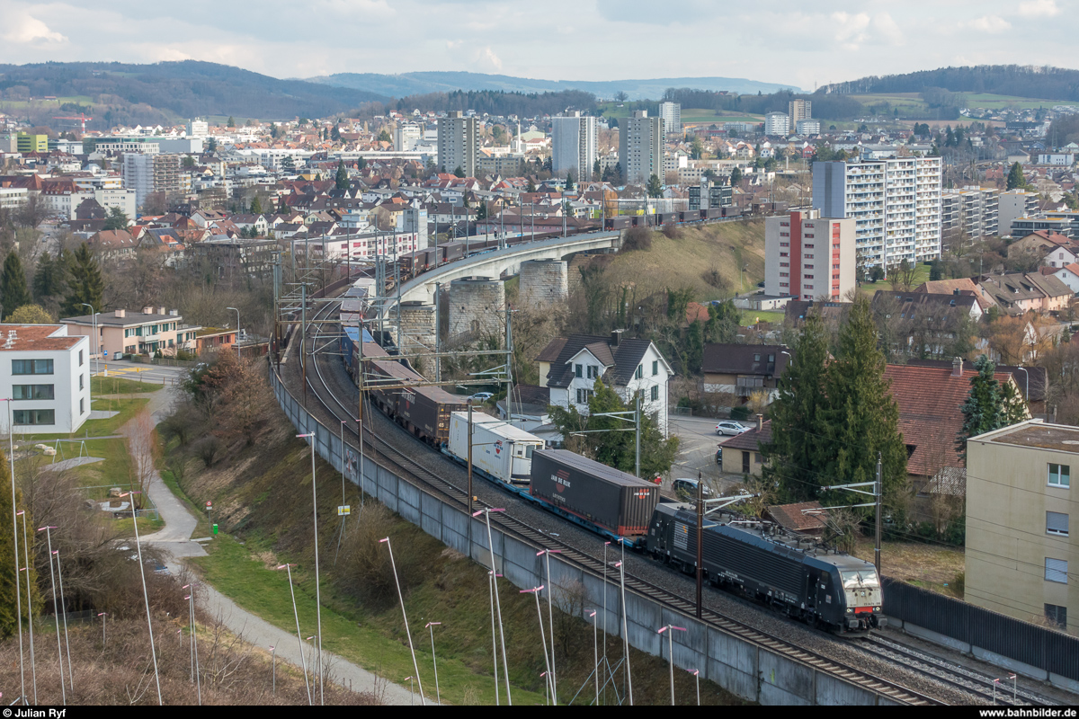 Die für TXL fahrende 189 086 mit einem UKV-Zug bei Brugg am 23. März 2018. Angesichts der vielen Bauprofile ist zu befürchten, dass diese Stelle nicht mehr lange machbar sein wird.