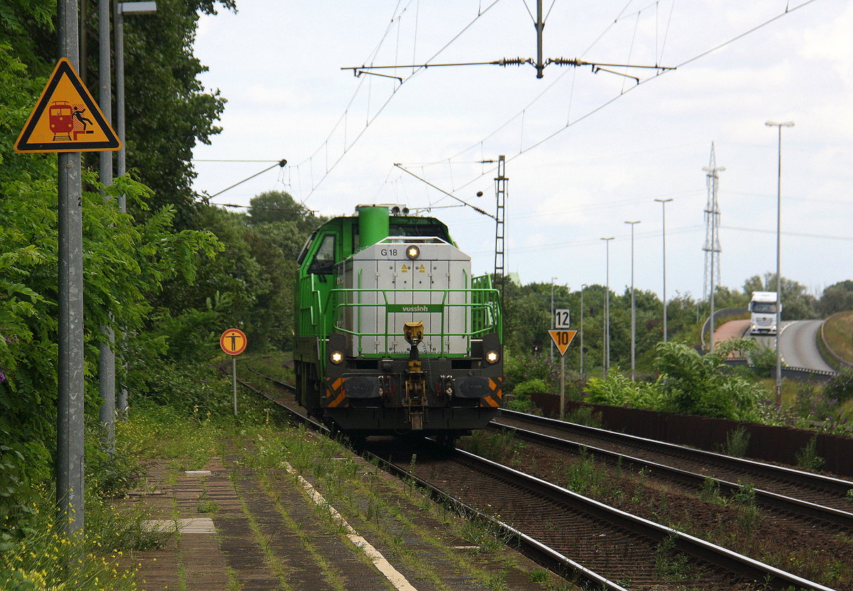 Die G18 von Vossloh kommt durch Rheinhausen-Ost als Lokzug aus Richtung Duisburg-Hochfeld in Richtung Neuss. 
Aufgenommen vom Bahnsteig in Duisburg-Rheinhausen-Ost. 
Bei Sommerwetter am Nachmittag vom 28.7.2017.