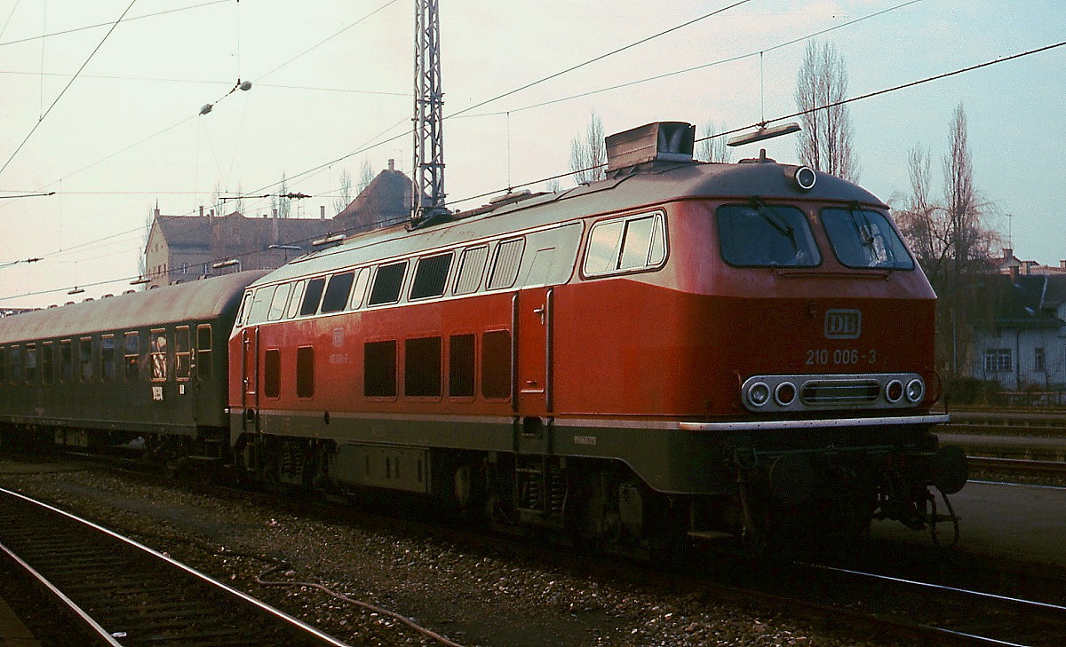 Die Gasturbinen-210 006-3 im Dezember 1975 in Lindau. 1970/71 stellte die DB acht Lokomotiven in Dienst, die zur Leistungssteigerung mit einer Gasturbine ausgerüstet wurden. Sie waren in Kempten stationiert und beförderten Schnellzüge auf der Allgäubahn. Nach Ausbau der Turbinen 1978 wurden sie als Baureihe 218.9 eingereiht. Die Lok wurde 2006 ausgemustert und verschrottet.