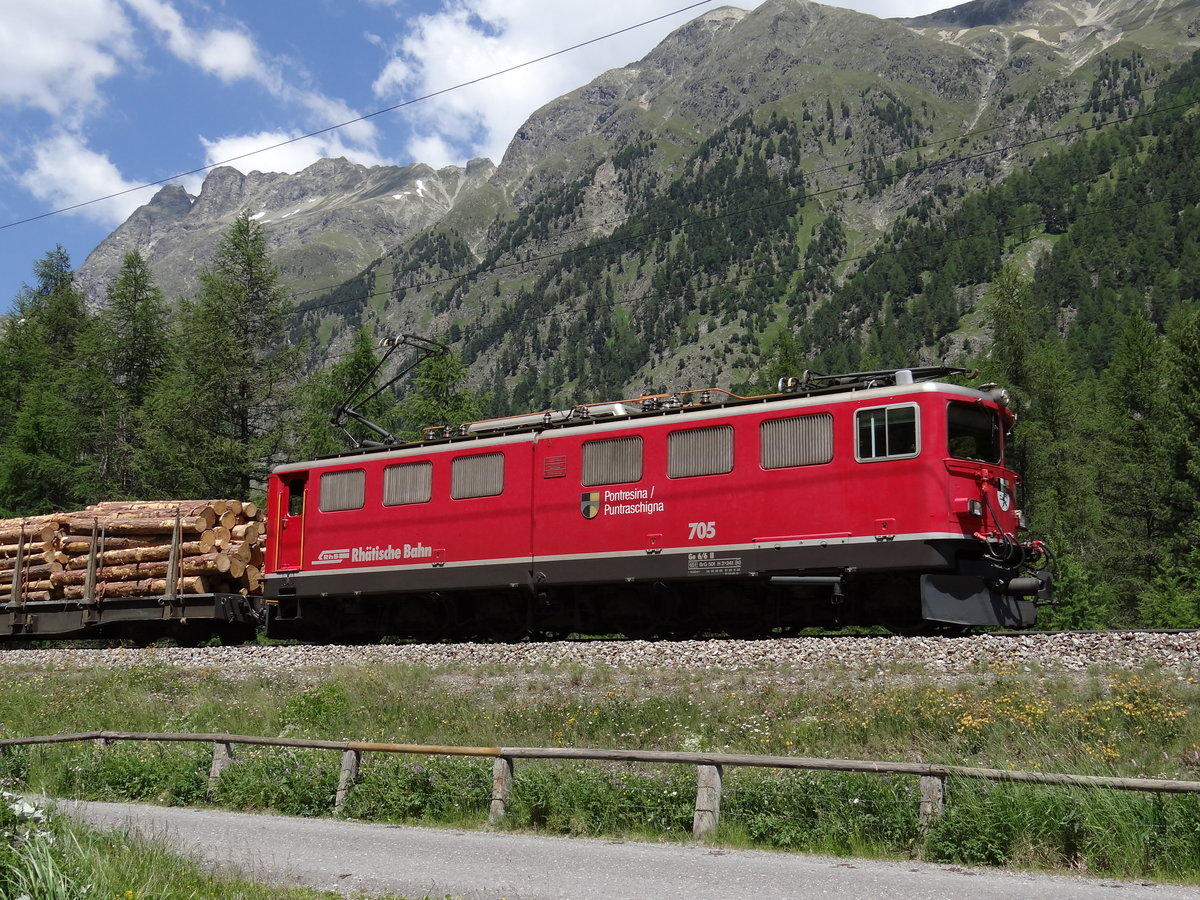 Die Ge 6/6 II 705 mit ein Güterzug zwischen Spinas und Bever, 20/06/2018