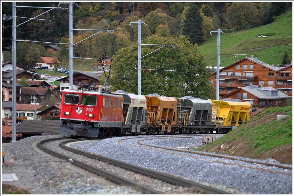 Die Ge 6/6 II 707  Scuol  bringt neuen Schotter für die neue Doppelspur zwischen Klosters Dorf un Klosters Platz. Noch fehlt die Fahrleitung beim zweiten Gleis. (13.10.2014)