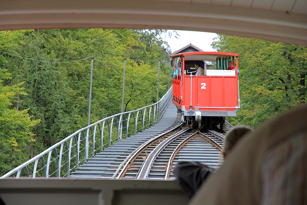Die Giessbachbahn wurde als Standseilbahn gebaut. Traktion geht über das Seil, während Zahnstange System Riggenbach für Bremsleistungen dient. Aufnahme während der Bergfahrt vom 25. Aug. 2014, 13:02