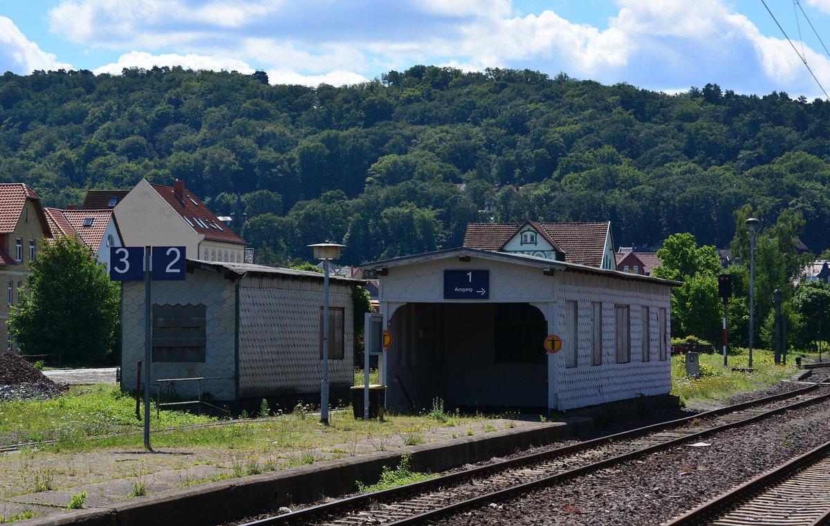 Die Glanzzeiten des Bahnhofes Blankenburg sind schon lange vorbei. Hier sieht man links den Eingang in die ehemalige Unterführung und den alten Aufgang zum ehemaligen Bahnsteig Gleis 2 und 3. Die Unterführung wurde gesperrt da heute nur noch der Hausbahnsteig benötigt wird.

Blankenburg 05.08.2017