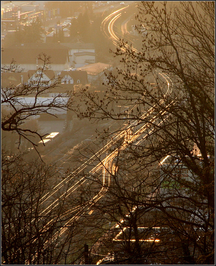 Die Gleise der Remsbahn im Licht der Dezember-Abendsonne -

Bei diesem Bild bin ich mir nicht so sicher, wegen dem Vorhang aus Zweigen und den Gebäuden an der Bahntrasse. Meine familiären Berater haben mir aber zum Zeigen ermuntert.

Aufgenommen wurde das Bild vom Aussichtspunkt Lindenfürst oberhalb von Schwäbisch Gmünd. Es zeigt die westliche Ausfahrt aus dem Bahnhof und der weitere s-förmige Streckenverlauf.

14.12.2015 (M)