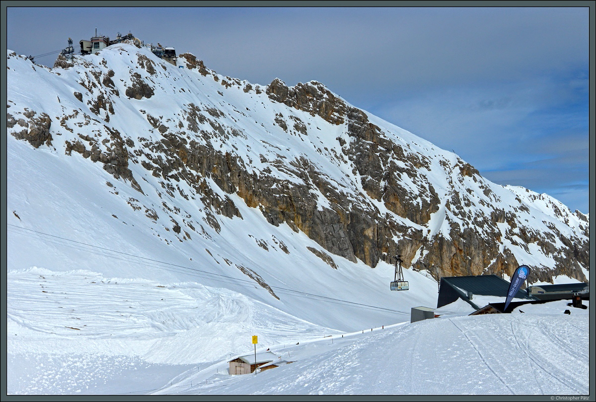 Die Gletscherbahn verbindet das 2600 m hohe Zugspitzplatt mit dem Gipfel der Zugspitze. Erbaut wurde sie 1992. Auf der sterreichischen Seite fhrt auerdem die Tiroler Zugspitzbahn auf den 2962 m hohen Gipfel. Nicht zu sehen ist die auf der anderen Seite des Berges befindliche Seilbahn Zugspitze. (03.03.2018)