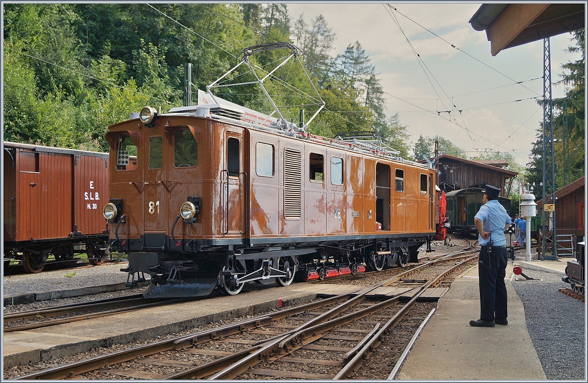 Die grandiose Bernina Lok Ge 4/4 81, die mit ihrer Achsfolge B'2'B und ihrem Gepäckabteil eigentlich anders heissen sollte in Chaulin. Die Bezeichnung Ge 4/4 81 (bzw. Ge 6/6 81)zeigt, dass es wie bei der Gepäcklok GDe 4/4 der MOB um Prestige ging: die Bernina Bahn (wie ja auch die MOB) wollten eine Lokomotive und keinen Gepäcktriebwagen.

Die Ge 6/6 81 wurde von SLM und BBC als Einzelstück gebaut und 1916 in Betrieb genommen. 1929 erfolgte der Umbau zur Ge 4/4 81, bei der RhB bekam die Lok 1961 die Nummer 181. 1970 wurde die 45 Tonnen schwere Ge 4/4 181 ausgemustert und von der Blonay Chamby Bahn übernommen.

19. August 2018