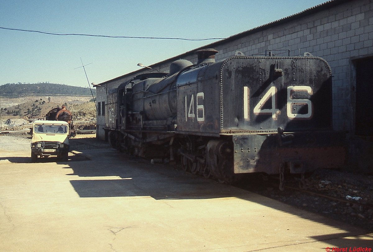 Die grten Lokomotiven der Rio Tinto-Bahn waren die 1'C1'+1'C1'- Beyer Garrats 145 und 146. Nr. 146 (Beyer Peacock 6560/1929), hier im Februar 1996, ist museal erhalten.