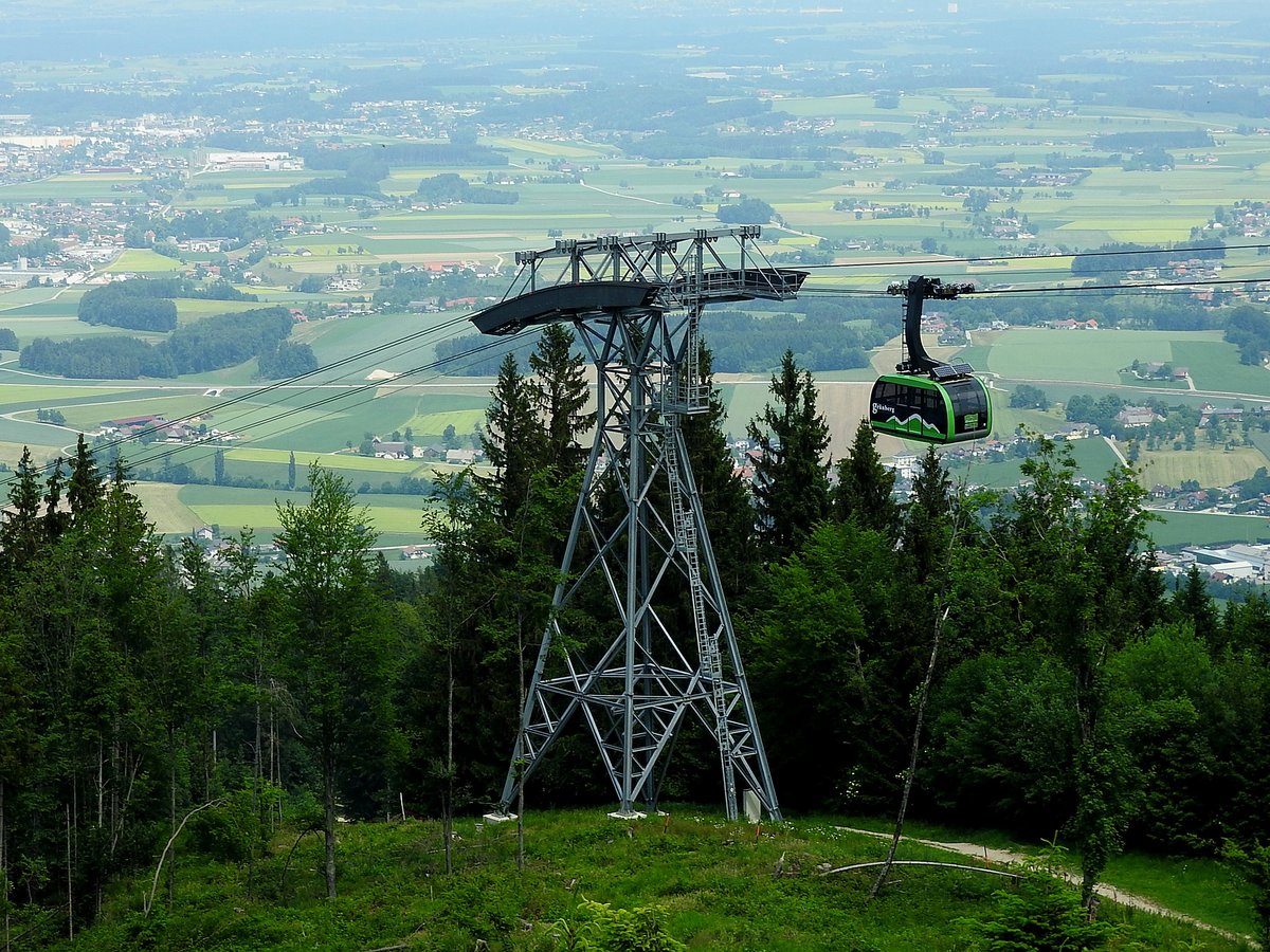 Die Grünbergseilbahn bei Gmunden transportiert Ausflügler auf, bzw. wieder hinunter, vom gleichnamigen Hausberg dieser Bezirksstadt; 180529