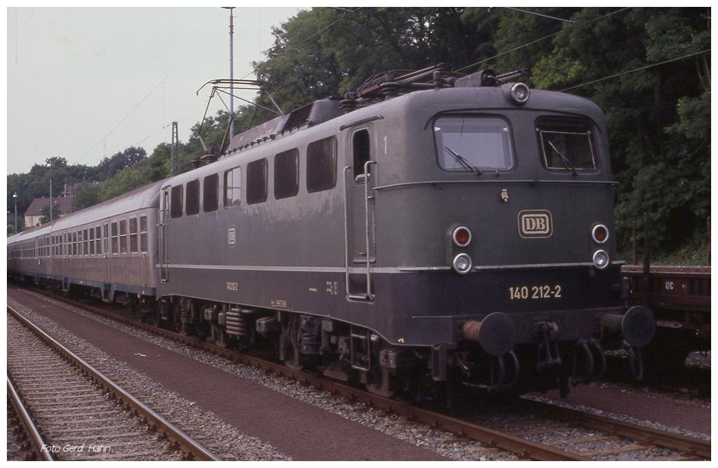 Die grüne 140212 steht mit einer Silberling Garnitur am 10.8.1989 um 18.20 Uhr  im Bahnhof Seckach.
