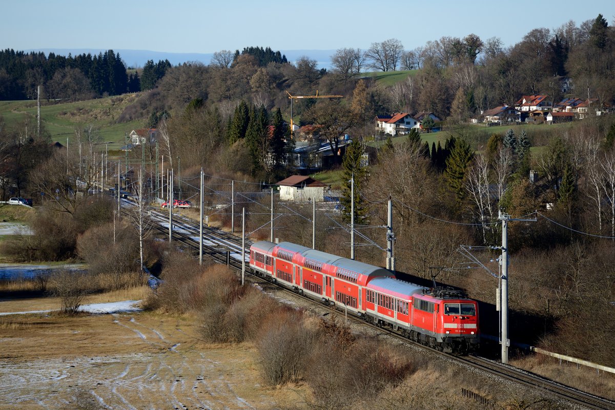 Die gut gepflegte 111 044 beschleunigt ihre RB 59515 aus dem Bahnhof Huglfing hinaus (08. Dezember 2013).