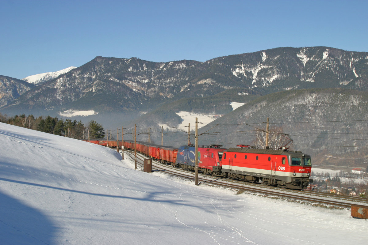 Die gut gepflegte 1144.095 fährt zum  Vega-Trans-Taurus  am G-45334 bei der Apfelwiese am Eichberg mit dem Schneeberg im Hintergrund Vorspann. 21.1.17