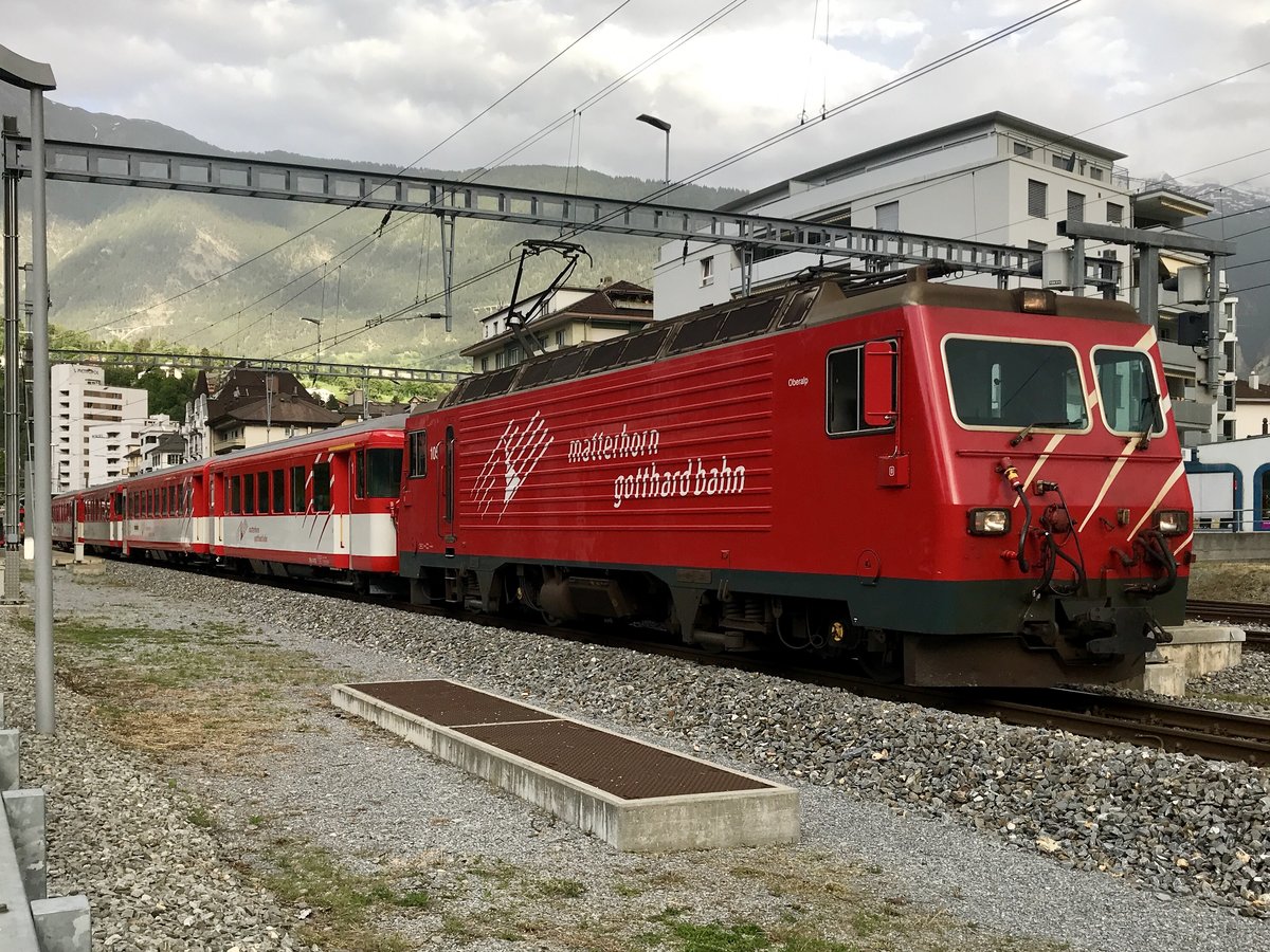 Die HGe 4/4 105 rangiert am 10.6.18 2  Zusatzmodule  der MGB vom Bhf Brig zum Depot Glisergrund.