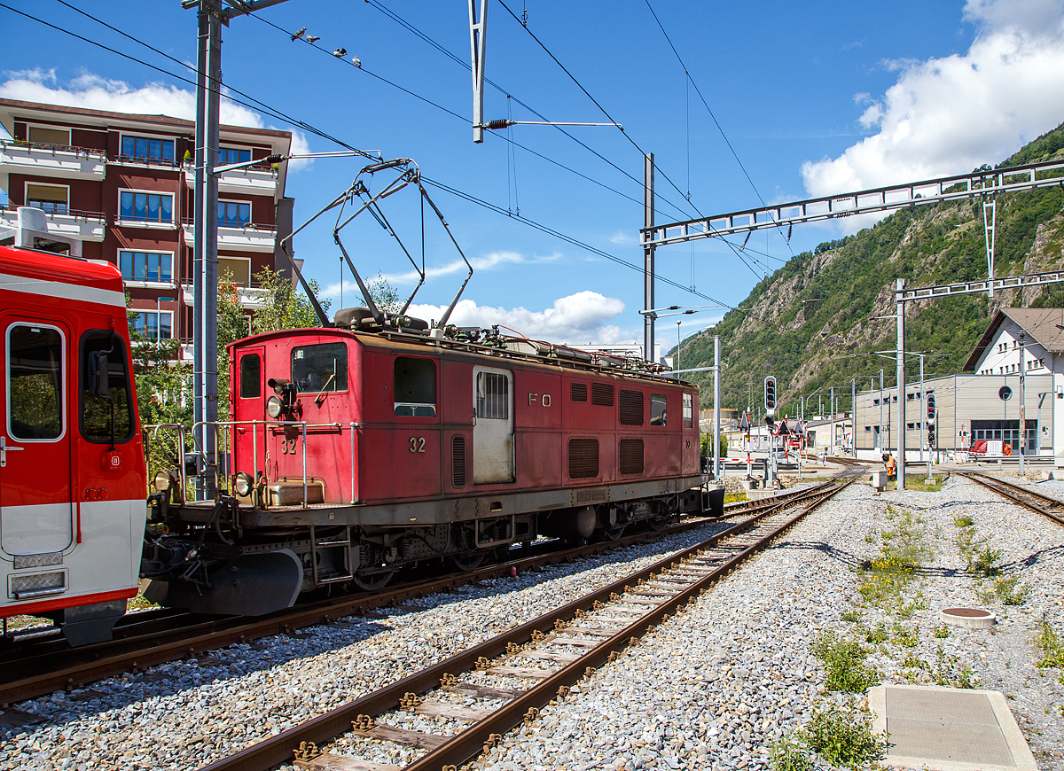 Die HGe 4/4 I - 32 der Matterhorn-Gotthard-Bahn (MGB), ex FO 32, zieht am 20.06.2016 den Stadler Niederflurgelenksteuerwagen ABt 2134 (passent zu den Stadler KOMETen) in Brig vom Bahnhof zum Depot.

Die HGe 4/4 ist eine schmalspurige (1.000 mm) gemischte Zahnrad- und Adhäsions-Elektrolokomotive. Die für die ehemalige Furka-Oberalp-Bahn (FO) gebauten HGe 4/4I 31–37 wurden nach dem Vorbild der HGe 4/4I 16 der Visp-Zermatt-Bahn (VZ), jedoch aber mit stärkerer elektrischer Ausrüstung, gebaut.

Die Lokomotiven besitzen zwei zweiachsige Drehgestelle. Die Zug- und Stoßvorrichtungen – das heißt Puffer, Zughaken und Kupplungslasche – sind jeweils direkt mit dem Drehgestellrahmen verbunden. Im Gegensatz dazu werden diese Vorrichtungen heute bei Drehgestelllokomotiven in der Regel am Lokomotivkasten befestigt. Die bei der Beförderung von Zügen auftretenden Zug- und Druckspannungen wirken im Normalbetrieb daher zunächst direkt auf das in Fahrtrichtung hintere Drehgestell. Erst über eine zentrale kugelige Drehpfanne werden die Kräfte auf eine Brücke, die aus kräftigen Profilen zusammengenietet ist, und von dort auf das vordere Drehgestell übertragen. Auf dieser Brücke aufgebaut ist der sehr leicht konstruierte Lokomotivkasten.

Die FO-Loks haben einen Anschluss für die Speisung der 1941–1945 ebenfalls von SLM/MFO gelieferten elektrischen Schneeschleudern Xrot e 4931–4933.

Technische Daten:
Spurweite: 1.000 mm
Achsformel: Bo'Bo'
Hersteller: SLM Winterthur / Maschinenfabrik Oerlikon
Dienstgewicht: 47 t
Länge über Puffer: 14.120 mm
Höchstgeschwindigkeit : 55 km/h (Adhäsion)  / 30 km/h (Zahnrad)
Anzahl der Motoren: 4
Stundenleistung: 890 kW
Stromsystem: Einphasenwechselstrom 11 kV / 16,7 Hz,
Zahnstangensystem : Systems Abt (mit zwei Lamellen)