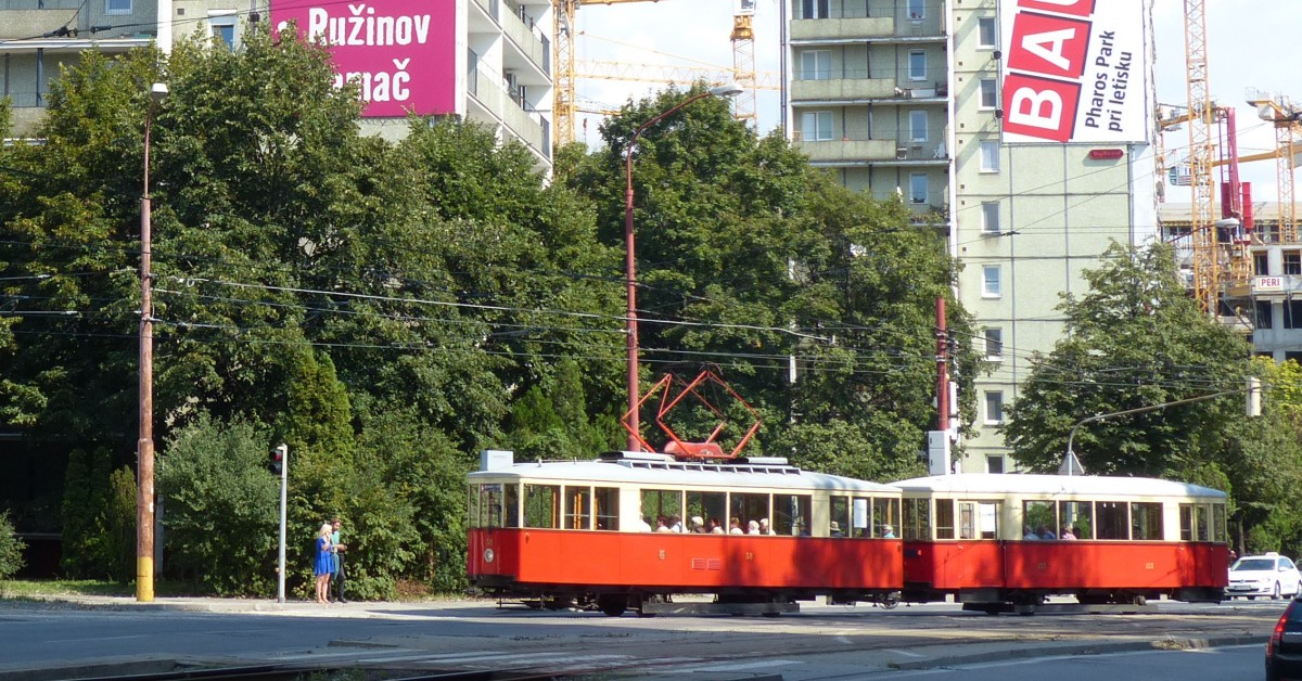 Die historische Straßenbahn, zu der ich leider keine weiteren Angaben finde, überraschte mich etwas unvorbereitet. Sie durchfuhr am 22.8.2015 den Burgtunnel, nutzte dann in Rückwärtsfahrt das davor befindliche Gleisdreieck, um gleich wieder zurück durch den Tunnel zu fahren. 22.8.2015