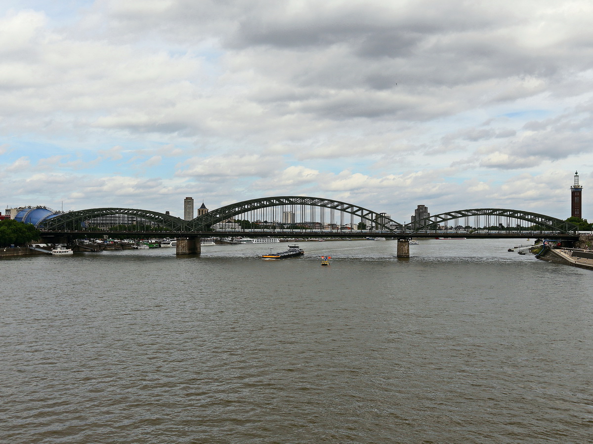 Die Hohenzollernbrücke am Hauptbahnhof von Köln am 29. Juli 2017.