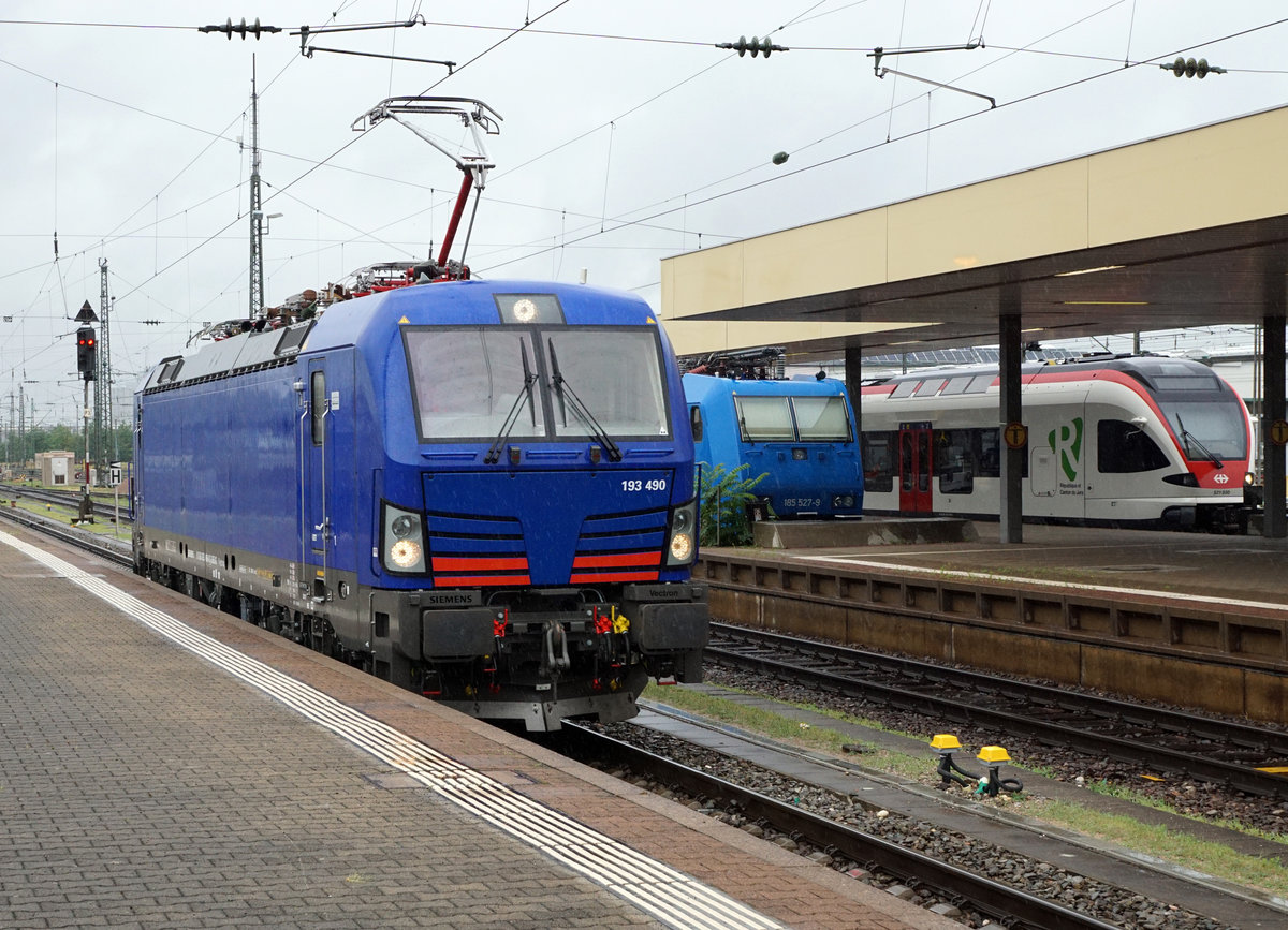 Die Hupac-Vectron 193 490 als Lokzug unterwegs in Basel Badischer Bahnhof am 5. Juli 2018.
Foto: Walter Ruetsch 