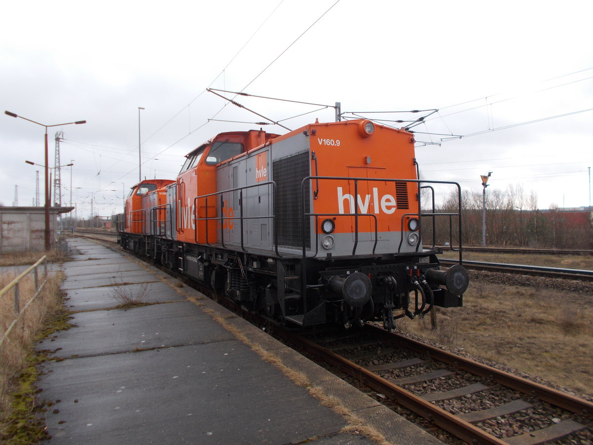 Die Hvle,am 02.März 2017,gleich im Doppel.V160.9 und V160.8 am Bahnsteig in Mukran.