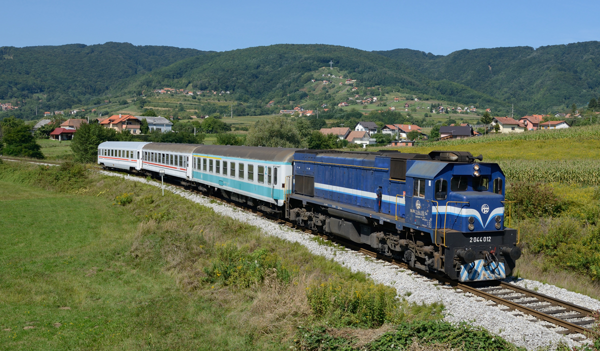 Die HZ 2044 012 war am 30. August 2015 mit dem Zug 3004 von Zagreb nach Varazdin unterwegs, und wurde von mir nahe Novi Marof fotografiert. 