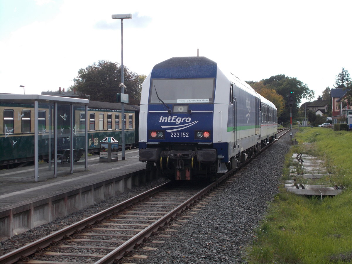 Die IntEgro 223 152 schiebt den RE nach Lauterbach Mole,am 09.Oktober 2017,aus Putbus.