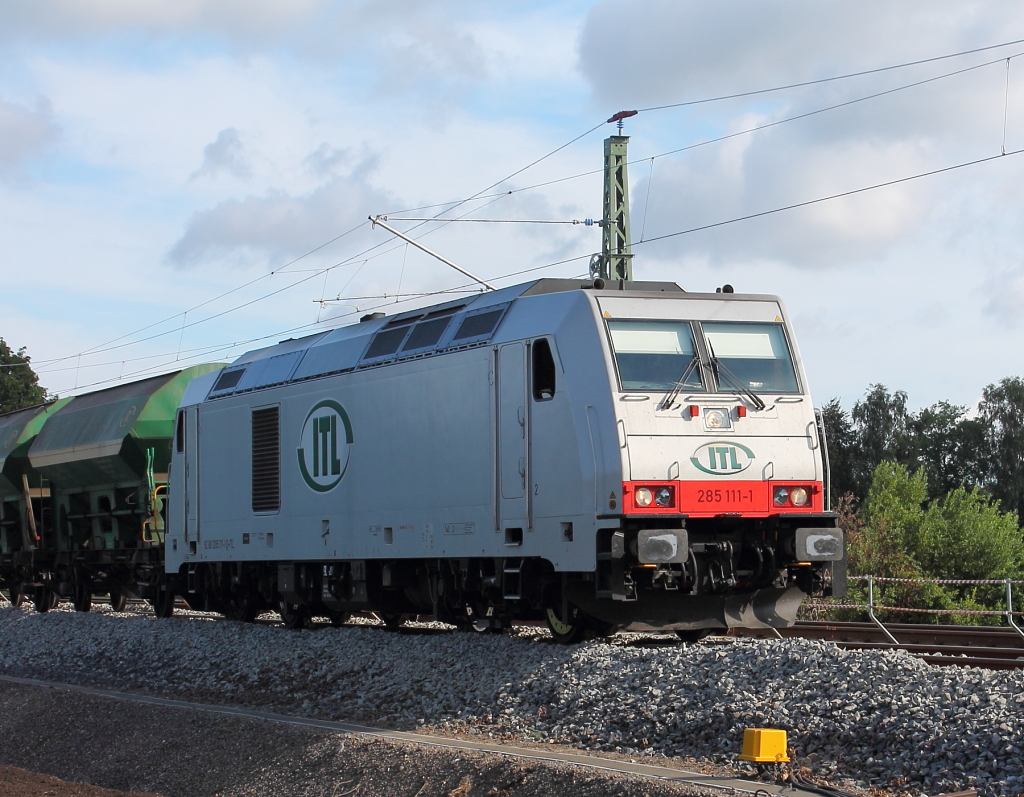 Die ITL ist an drei Tagen mit drei verschiedenen Lokomotiven mit der Beschotterung auf der Baustelle Nassenheide-Lwenberg KBS 205 beschftigt.
Am 13.08.2013 die 285 111-1 in Nassenheide.