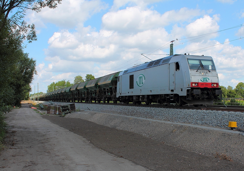 Die ITL ist an drei Tagen mit drei verschiedenen Lokomotiven mit der Beschotterung auf der Baustelle Nassenheide-Lwenberg KBS 205 beschftigt. Am 15.08.2013 die 285 106-1 in Nassenheide.