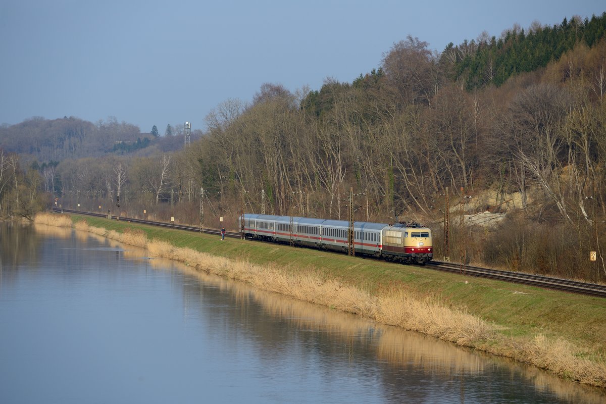 Die KBS 980 zwischen Augsburg und Ulm ist recht arm an Fotomotiven. Bei Günzburg läuft die Strecke in einer langen Geraden die Donau entlang und hier bieten sich abends einige Möglichkeiten. Objekt der Begierde ist hier natürlich aktuell der IC 2094, der in dieser Fahrplanperiode regelmäßig von der 103 245 bespannt wird. Am 09. April 2015 erwarteten mit mir noch zwei weitere Fotografen die Leistung, die bei gedämpften Abendlicht in vorfrühlingshafter Landschaft dokumentiert werden konnte. 