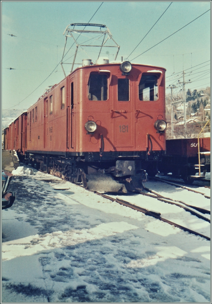 Die kleine BOB HGe 3/3 ist nicht die einzige braune E-Lok bei der B-C: Im Januar 1986 stand die 1916 gebaute, 13900 mm lange RhB Ge 4/4 181 (bis 1929 Ge 6/6 81) mit einem Güterzug in Blonay. 
