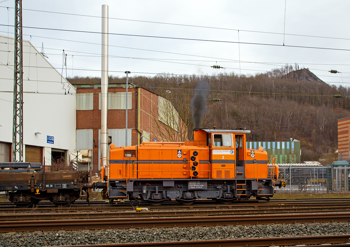 
Die kleine Dampflok  Olga  ;-), sorry nein eine Diesellok vom Typ Mak G 500 C .....

Die Lok 2 „Olga“ der Deutsche Edelstahlwerke (DEW), zuvor Edelstahlwerke Südwestfalen rangiert am 04.03.2017 am Gleisanschluss in Siegen-Geisweid.

Oben rechts ist der  Monte Schlacko  das Wahrzeichen von Siegen-Geisweid zusehen. Es handelt sich dabei um eine Schlackenhalde der früheren Bremer Hütte.

Die Lok ist eine Mak G 500 C und wurde 1970 unter der Fabriknummer 500051 gebaut und als Lok 62 (Mietlok) an Krupp Stahl AG, Werk Duisburg-Rheinhausen geliefert. Bereits 1977 ging sie an die Stahlwerke Südwestfalen AG, Werk Siegen-Geisweid den heutigen Deutsche Edelstahlwerke (DEW), als Lok 2.

Unter der Bezeichnung MaK G 500 C baute die Maschinenbau Kiel (MaK) ab 1966 eine dreiachsige Lokomotive (insgesamt 22 Stück) mit dieselhydraulischem Antrieb, überwiegend für die Montanindustrie. Trotz ihres bereits beachtlichen Alters sind die Loks - mit nur einer Ausnahme - noch vollständig erhalten. Die bedeutendste Veränderung gegenüber den Lokomotiven des ersten Typenprogramms war der Einsatz von Gelenkwellen statt des zuvor verwendeten Stangenantriebs mit Blindwelle.

Technische Daten:
Spurweite: 1.435 mm
Achsfolge: C
Länge über Puffer: 9.860 mm
größte Höhe über Schienenoberkante: 4.100 mm
Raddurchmesser neu: 1.000 mm
Dienstgewicht: 60 t
Motortype: MaK 6 M 282
Leistung: 390 kW (530 PS) bei 1050/min
Getriebe: Voith, Typ L 4r4
Höchstgeschwindigkeit: 43 km/h
Kleinster befahrbarer Gleisbogen: R 40 m 