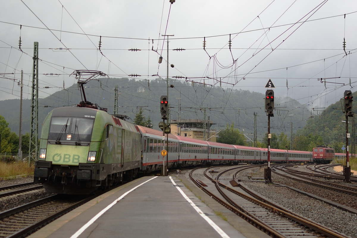 Die Klima- und Umweltschutz Lok 1016 020 führt am 7. September 2018 EC 113. Hier durchfährt der Zug den Geislinger Bahnhof, an welchen sich die gleichnamige Steige anschließt.