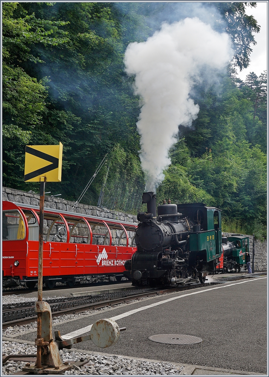 Die Kohle befeuerte Brienz Rothorn Bahn BRB H 2/3 N° 6 rangiert in Brienz.
8. Juli 2016