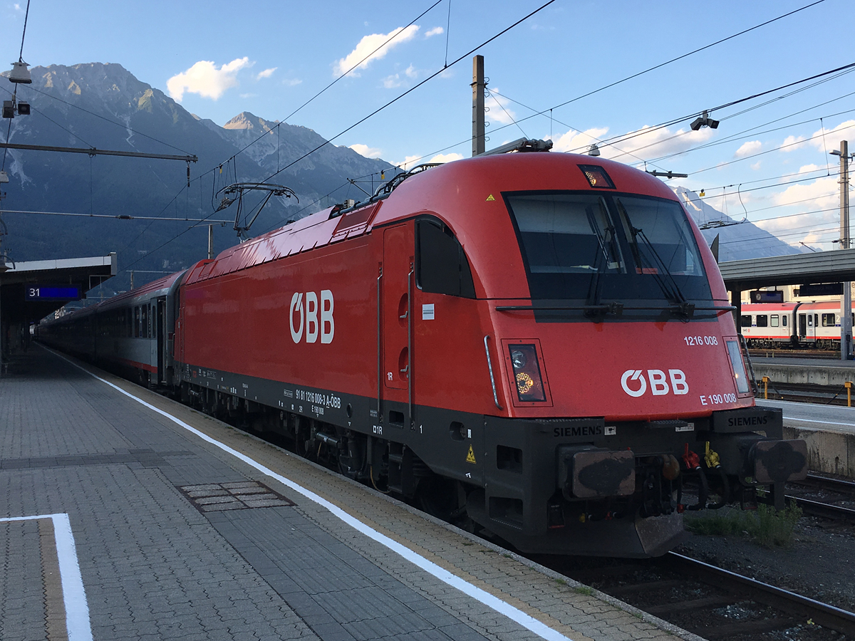 Die komplette neu lackierte 1216 008 kurz nach der Ankunft aus München Hbf mit EC287. Aufgenommen am Innsbrucker Hbf am Abend des 14.07.2018.