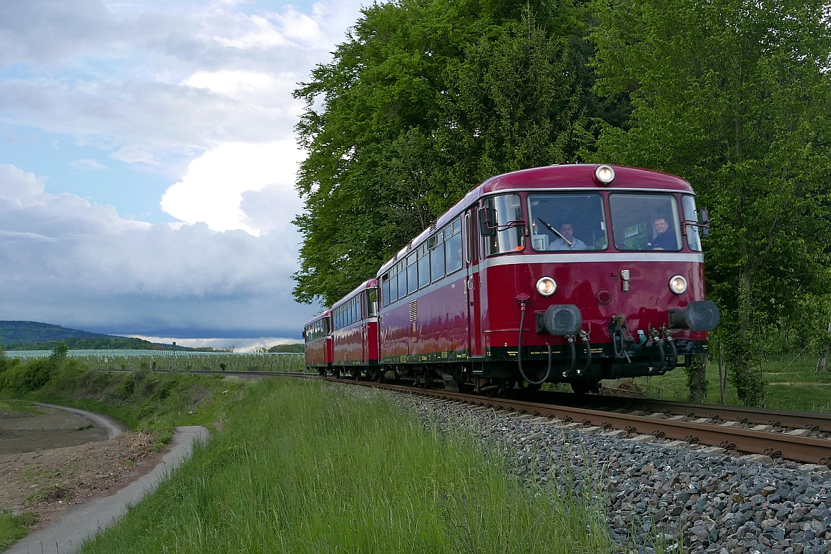 Die längste Strecke hat der mit 798 652, 998 069 und 998 896 gebildete Sonderzug hinter sich, als er am 14.05.2017 kurz vor Fischbach seinem viertletzten Halt des Tages, Friedrichshafen Stadt entgegenfährt.