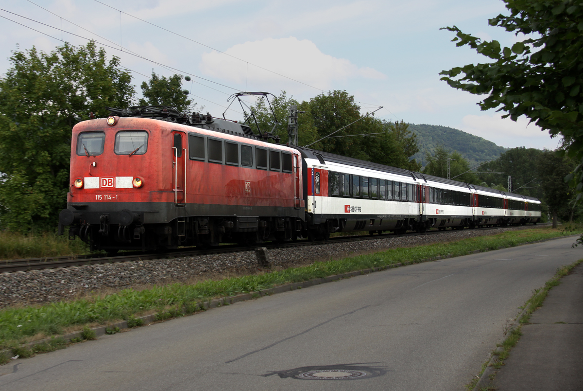 Die letzte Ehre der 115 114-1 im Personenverkehr waren die EC auf der Gubahn zwischen Singen und Stuttgart hier in Spaichingen am 13.08.2013 Bye Bye Einfachlampe!!